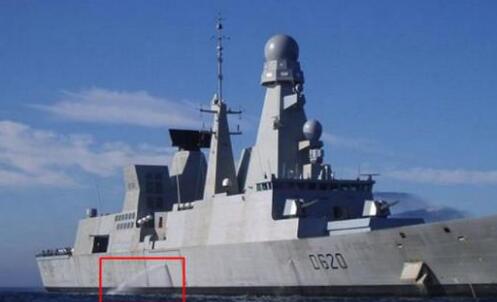 軍艦等大型船舶的側(cè)面不停地向外排水：水從哪里來(lái)？